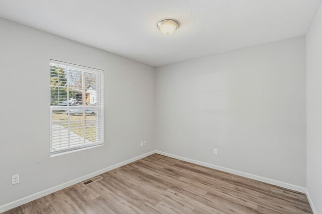 Building Photo - 2100 Paris Rd