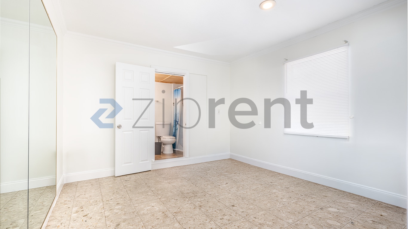 Building Photo - Unit