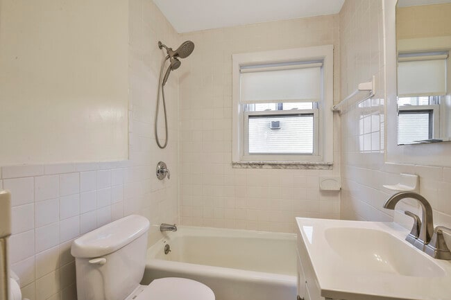 Building Photo - 806 Pelhamdale Ave