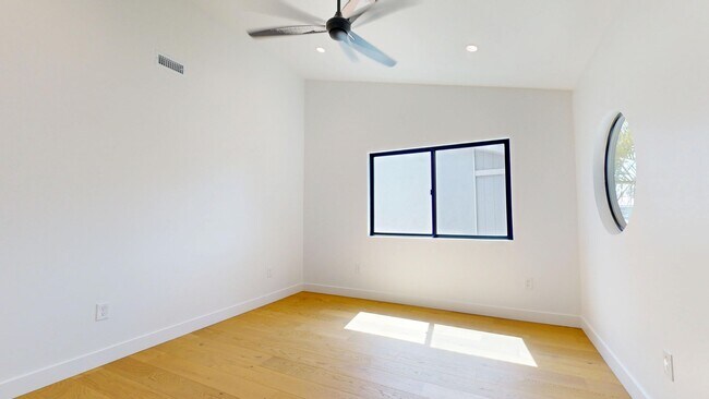 Building Photo - Gorgeous Fully Remodeled 5 Bedroom Home wi...