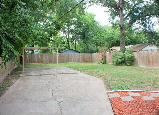 Building Photo - 8241 Glenview Dr