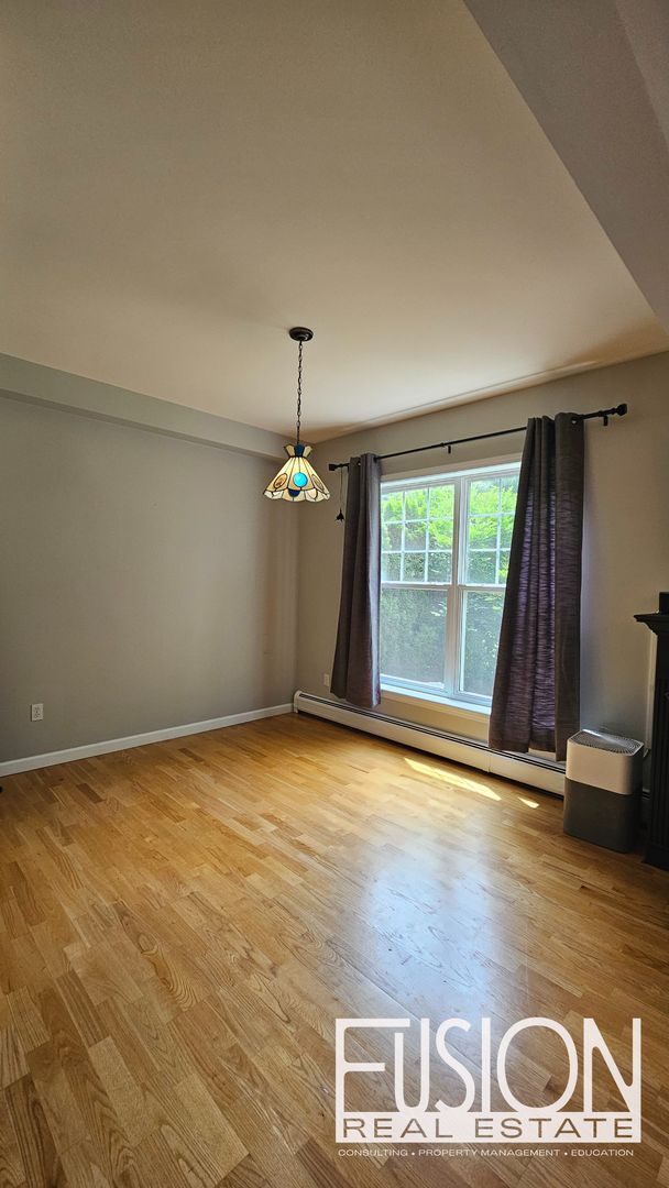 Building Photo - Bright, Modern 3 Bedroom Townhouse in Esse...
