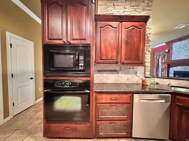 Building Photo - Charming 3-Bedroom Home with View in Moore, OK - Move In Deposit-Free! (If Qualified)