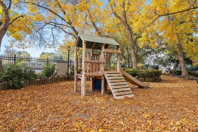 Building Photo - Loft Style Townhouse Available in Arvada!
