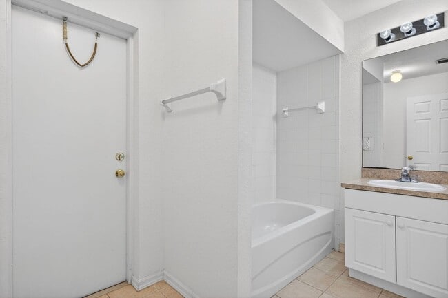 Building Photo - Cozy 3 Bed 2 Bath Home Available Immediately