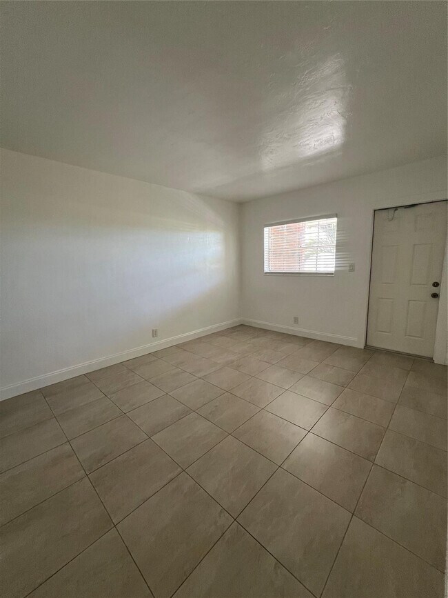 Building Photo - 2550 NE 51st St