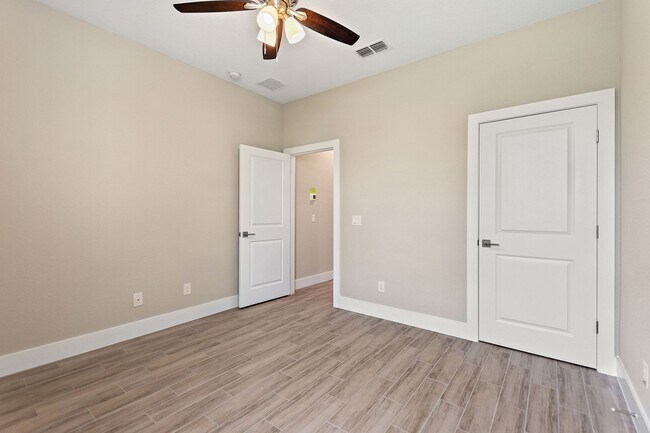 Building Photo - 141 Barrington Dr