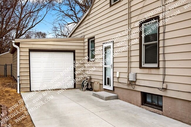 Building Photo - 6717 Roseland Dr