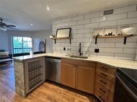 Building Photo - 18333 Roehampton Dr