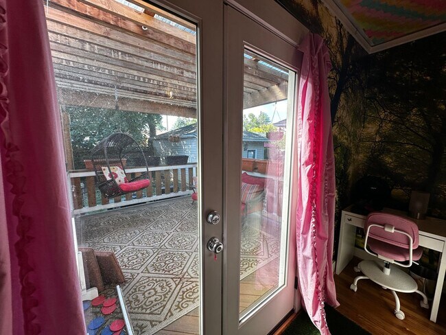 Building Photo - WestMoreland Gem! Portland Original, Huge deck, great backyard pets ok!