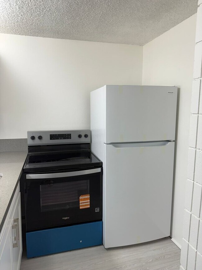 Building Photo - Sunset Lakeview - Fully renovated 3 bedroom, 2 bath with One open parking