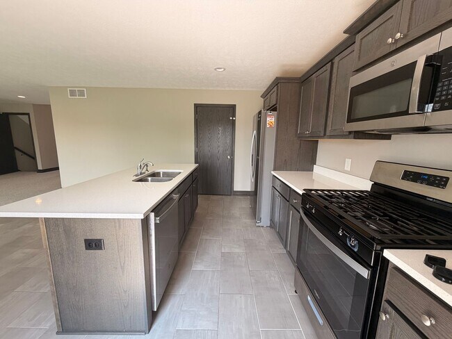 Building Photo - 6830 Avalon Dr SE