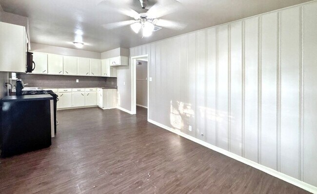 Building Photo - 3-Bedroom Home with Garage and Laundry Hoo...