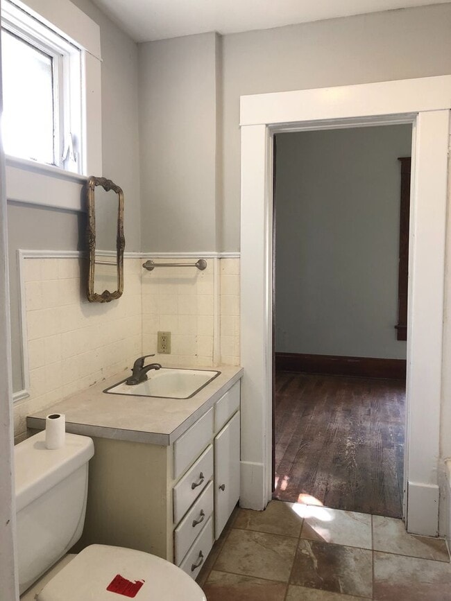 Building Photo - $795 - 2 bed 1 bath - Single Family Home