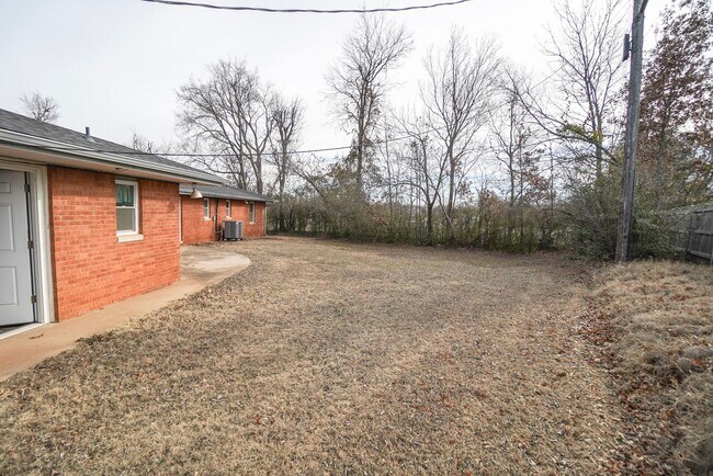 Building Photo - 906 Carey Dr