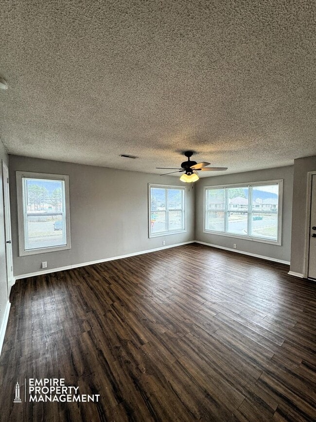 Building Photo - Move-In Special!!