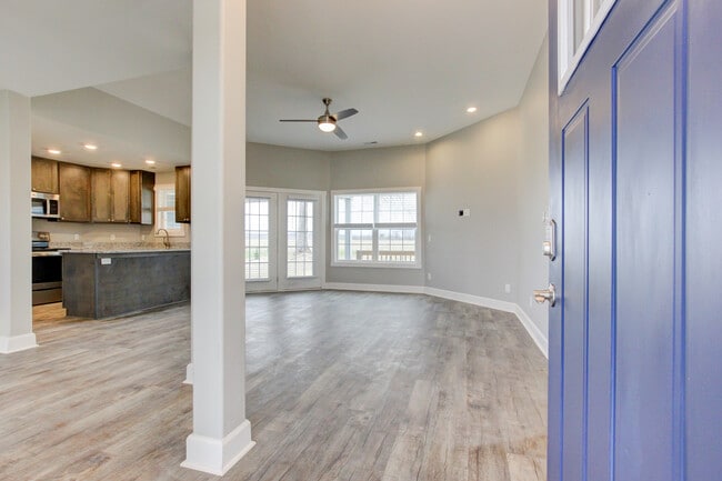 Building Photo - 127 Riverbend Dr