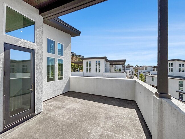 Building Photo - Stunning 3BD/2.5BA Townhouse in Mission Va...