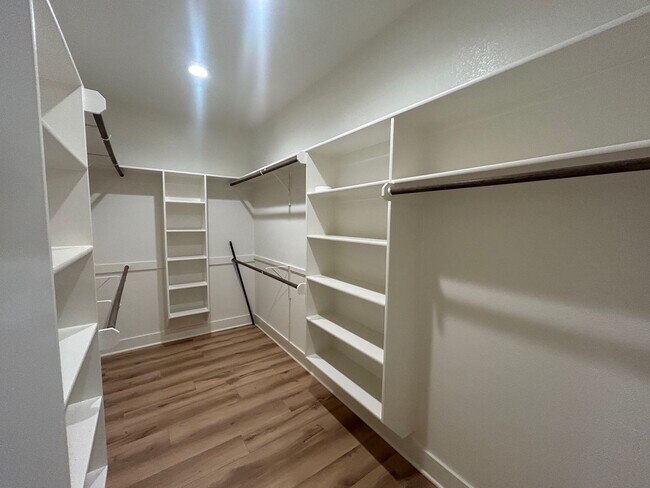 Building Photo - Amazing 3 Bedroom Midway Home