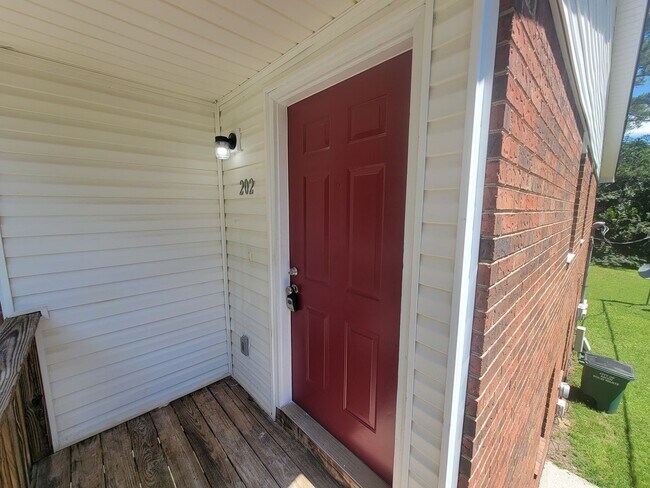 Building Photo - 1546 Hamilton Dr