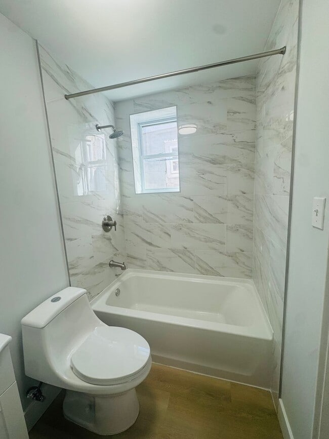 Building Photo - Renovated 4bd/1bth House with Rear yard!! ...
