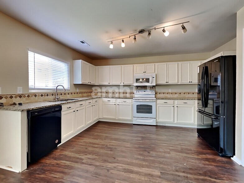 Building Photo - 8859 Arbor Glen Dr