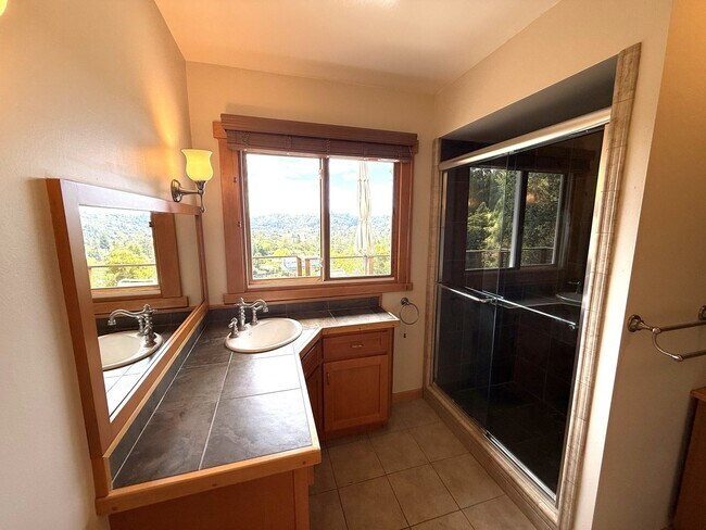 Building Photo - SPACIOUS  FOUR BED / THREE BATH SAN RAFAEL...