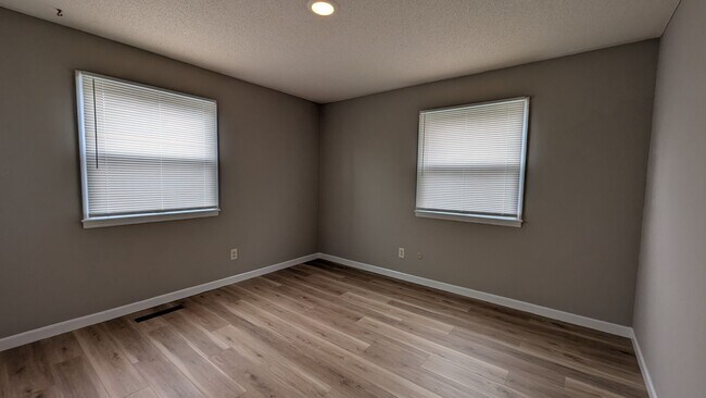 Building Photo - Updated Urbana Apartment with Balcony & Covered Parking