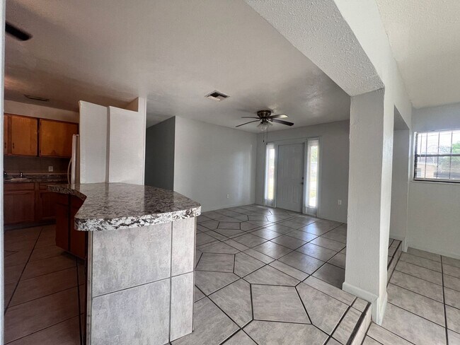 Building Photo - Charming 3 bed 1 bath Single Family Home w...