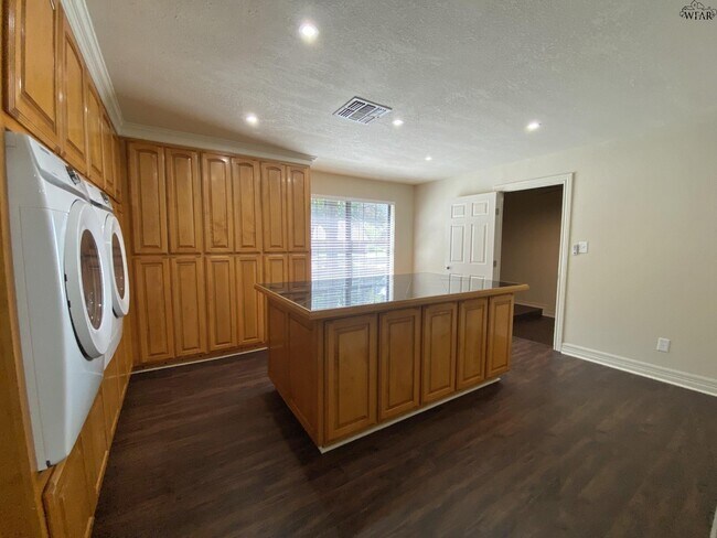 Building Photo - 4514 Shady Ln