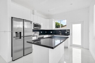 Building Photo - 4 bedroom in Hallandale FL 33009