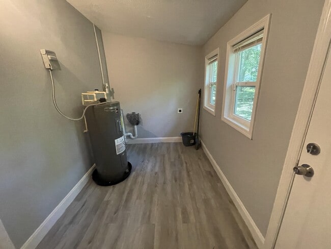 Building Photo - 2050 W 40th St