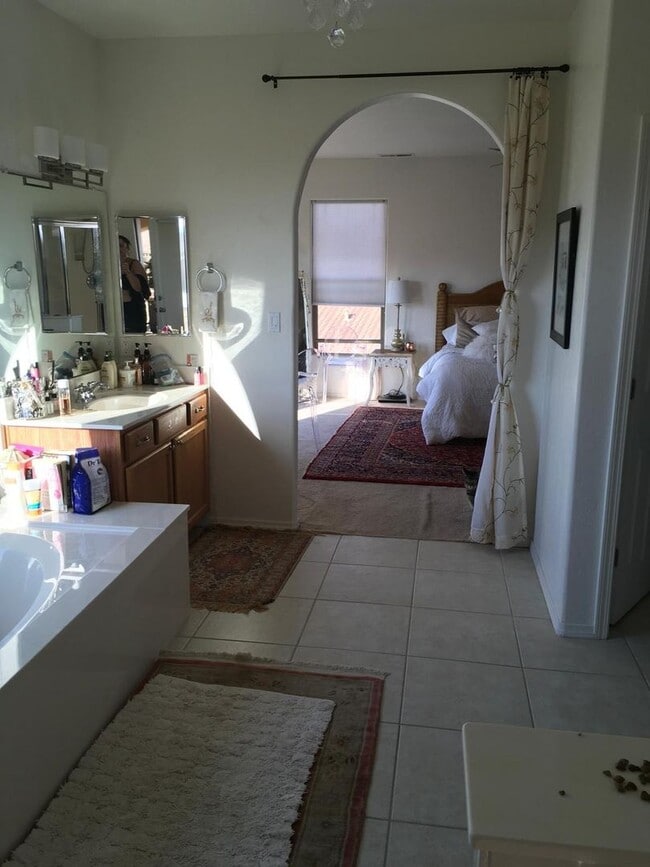 Building Photo - Beautiful