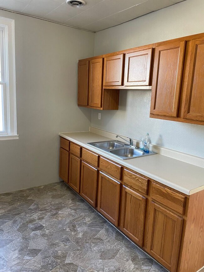 Building Photo - 2 Bed 1 Bath with Garage