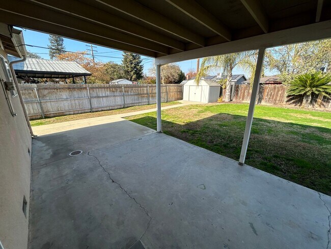 Building Photo - 3 bedroom 2 bathroom in SW Visalia