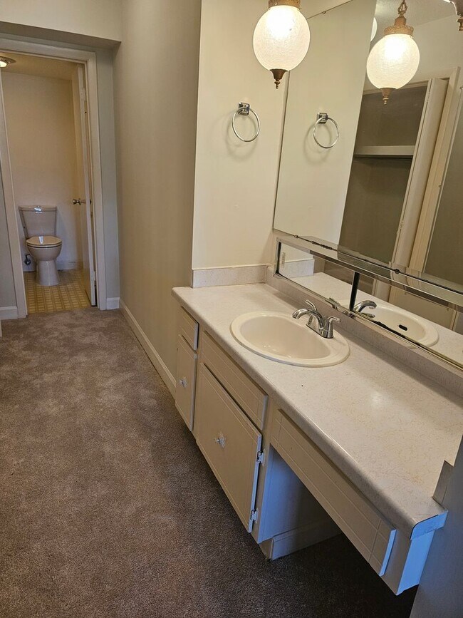 Building Photo - Beautiful Highrise 2 bed 2 bath