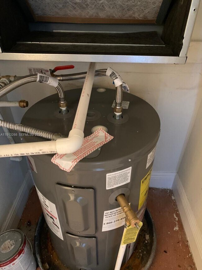 Building Photo - 9925 Nob Hill Pl