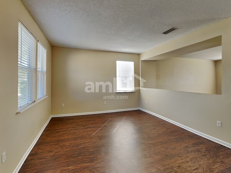 Building Photo - 11484 Brian Lakes Dr N