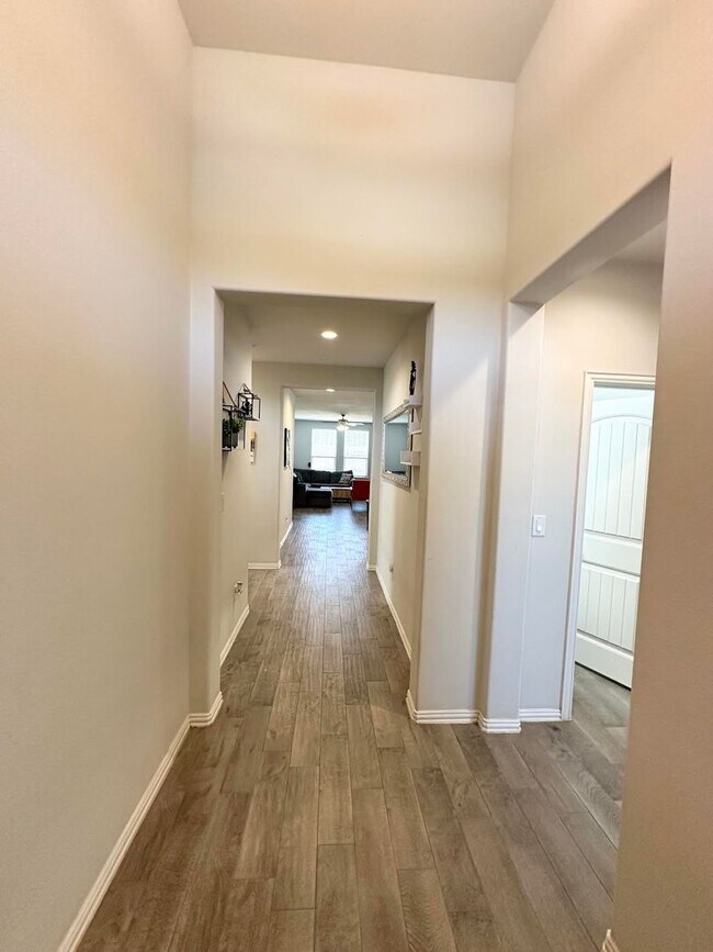 Building Photo - 4 Bed 2 Bath For Rent