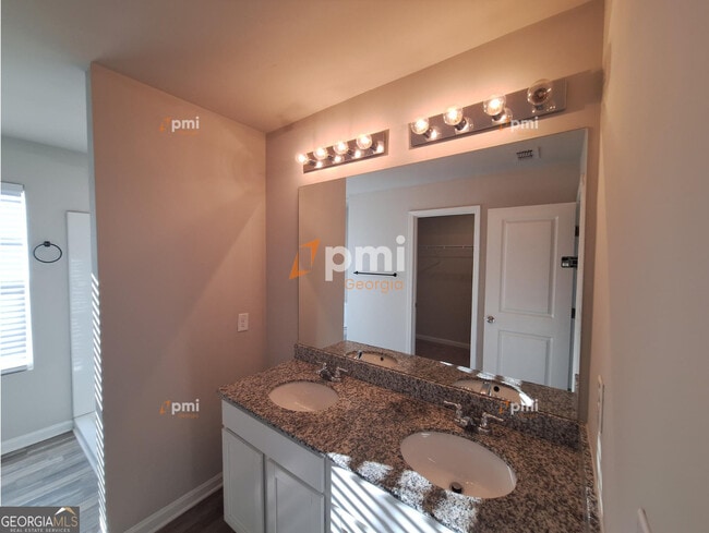 Building Photo - 731 Cole Dr