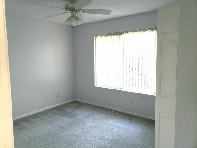 Building Photo - 3910 Old Elm Dr SE