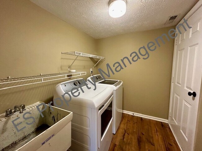 Building Photo - Wonderful 3 Bedroom 2.5 Bathroom Two Story...