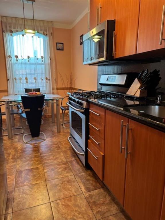 Building Photo - 1560 E 18th St