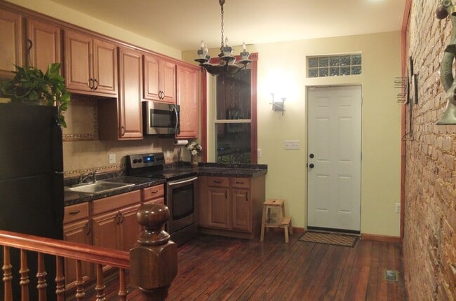 Building Photo - Beautiful Renovated Four bedroom Townhome