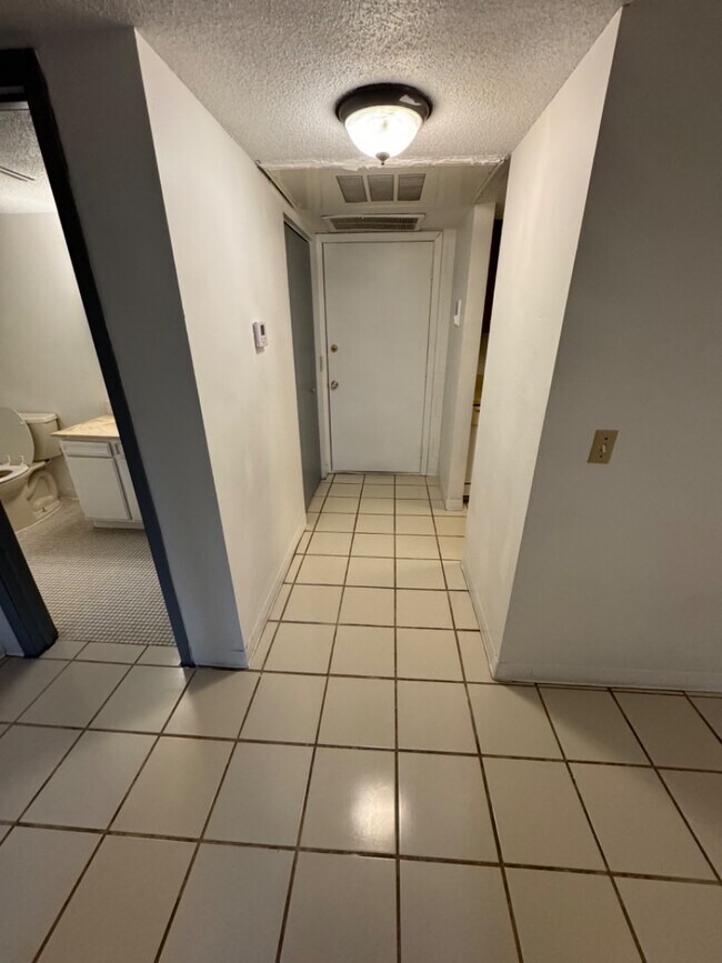 Building Photo - 4 Manor Dr