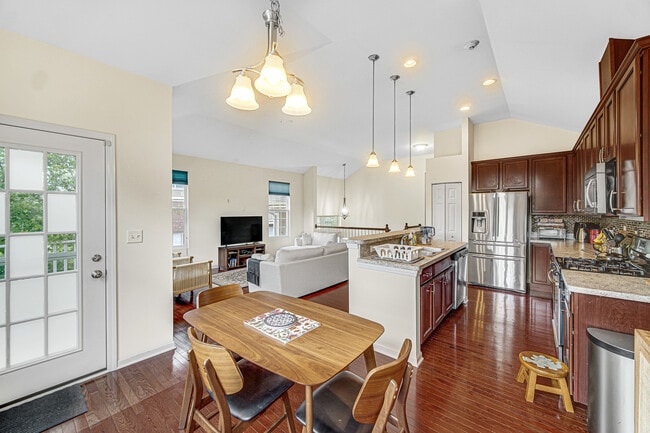 Building Photo - 2528 Dunraven Ave