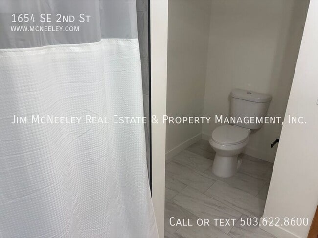 Building Photo - 1654 SE 2nd St