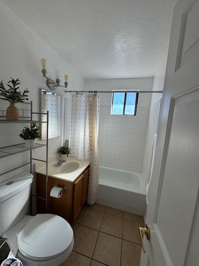 Building Photo - Charming 2 bedroom 1 bath