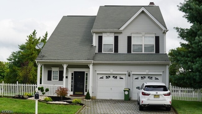 Primary Photo - 24 Cartier Dr