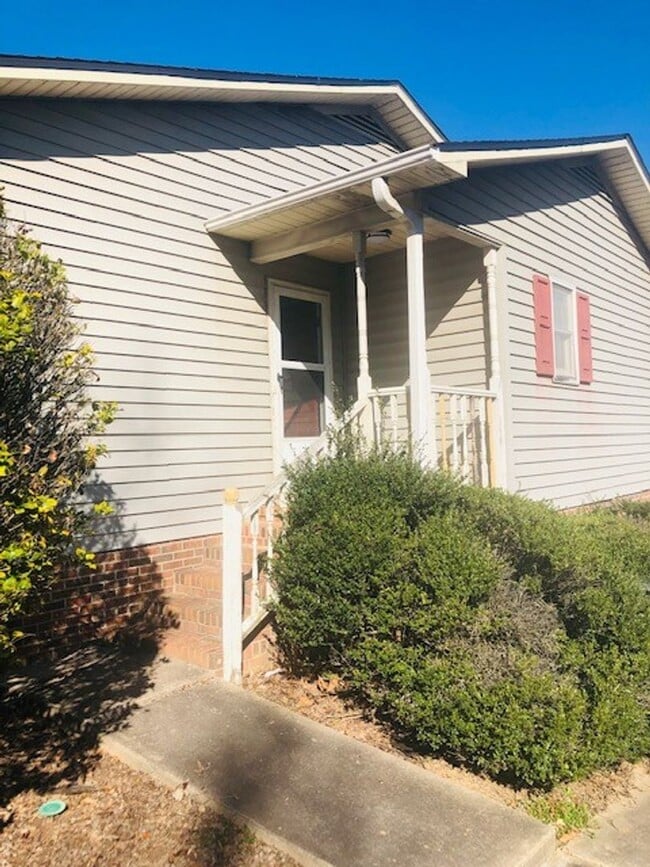 Building Photo - Great location in Greer with easy drive to...
